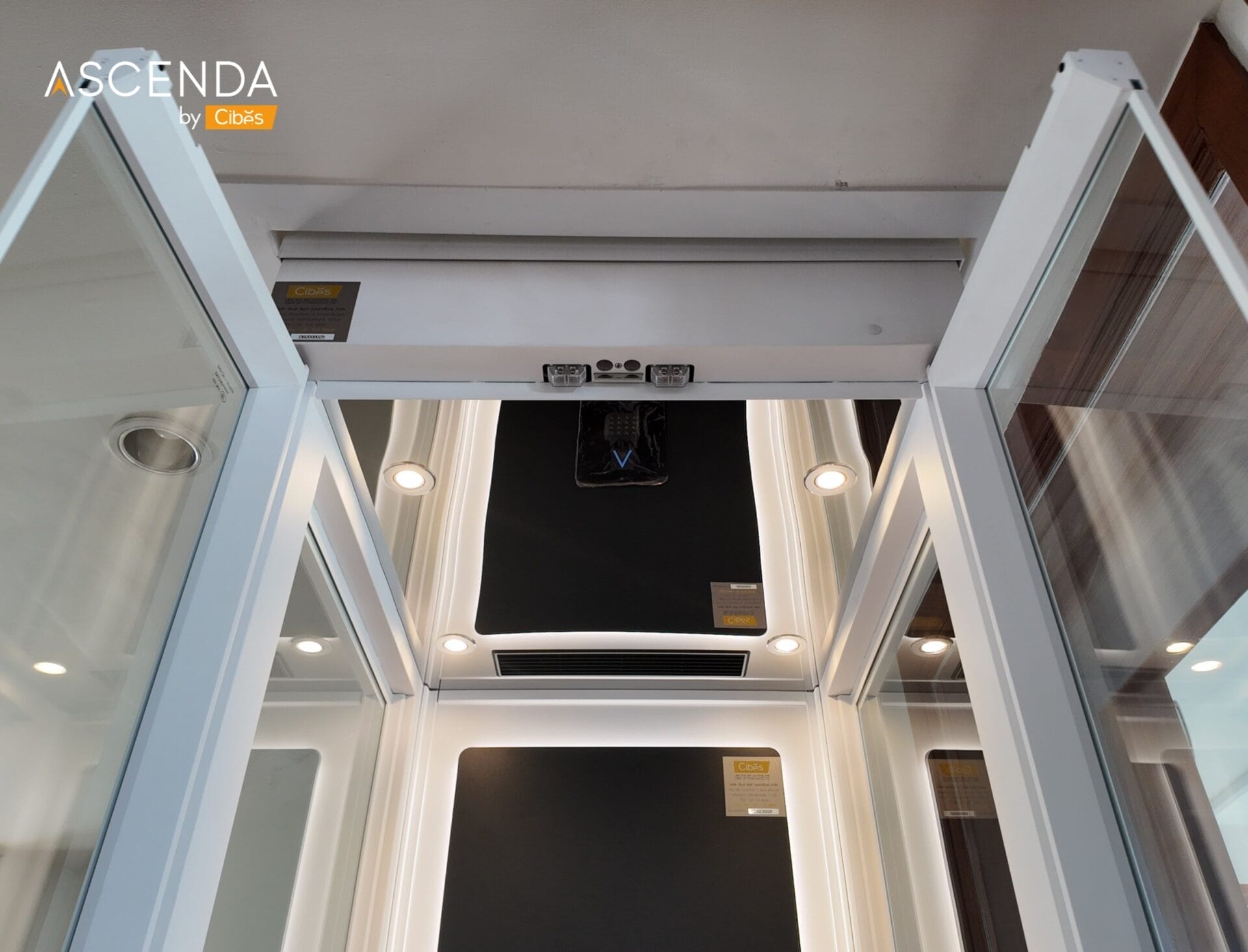 ลิฟท์บ้านลูกค้ากรุงเทพฯ ที่ Royal River Park ขนาด M สีขาว ประตูซาลูน ลิฟท์บ้านลูกค้ากรุงเทพฯ ที่ Royal River Park ขนาด M สีขาว ประตูซาลูน