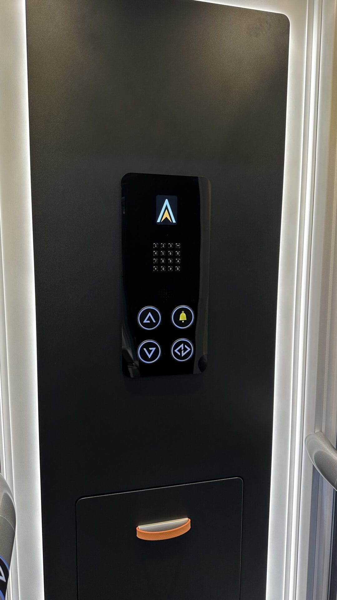 Ascenda Size M ลิฟท์สีขาว ลิฟต์สาธารณะ ของร้าน Pantes แผงควบคุมไกล Ascenda Size M ลิฟท์สีขาว ลิฟต์สาธารณะ ของร้าน Pantes แผงควบคุมไกล